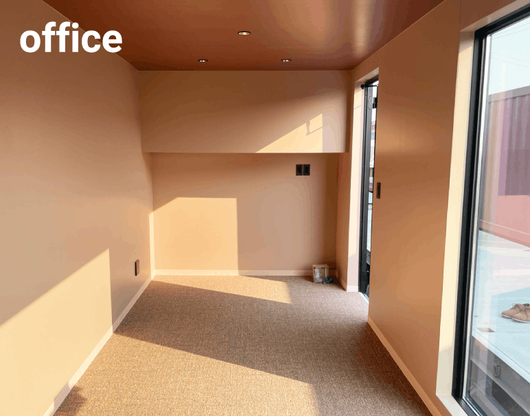 officeの文字入りオフィス用コンテナ内装画像