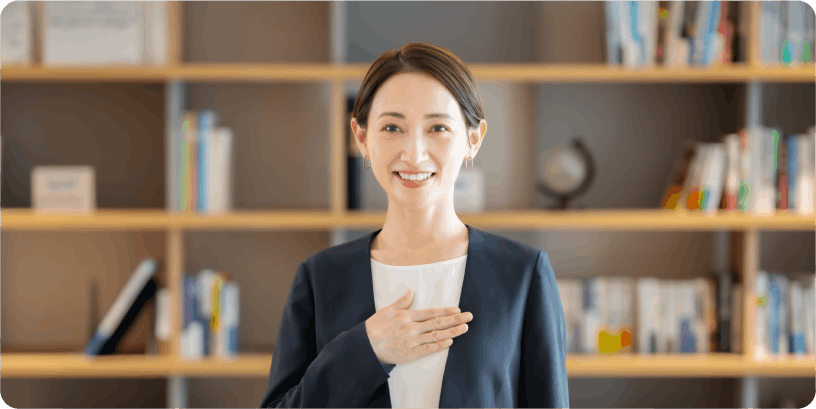 行政書士サポートを案内する女性