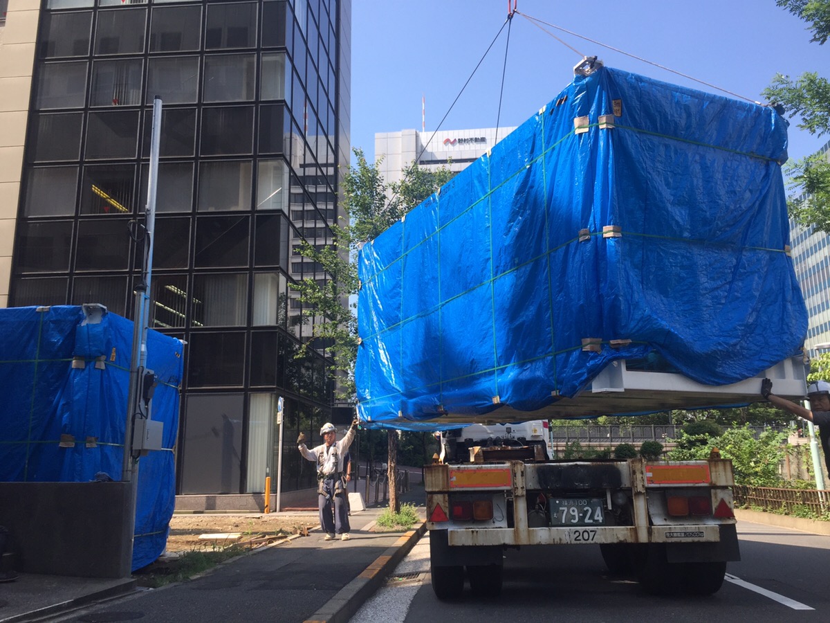 築地のコンテナハウスカフェの工事が開始。電気引込、コンテナ搬入、設置